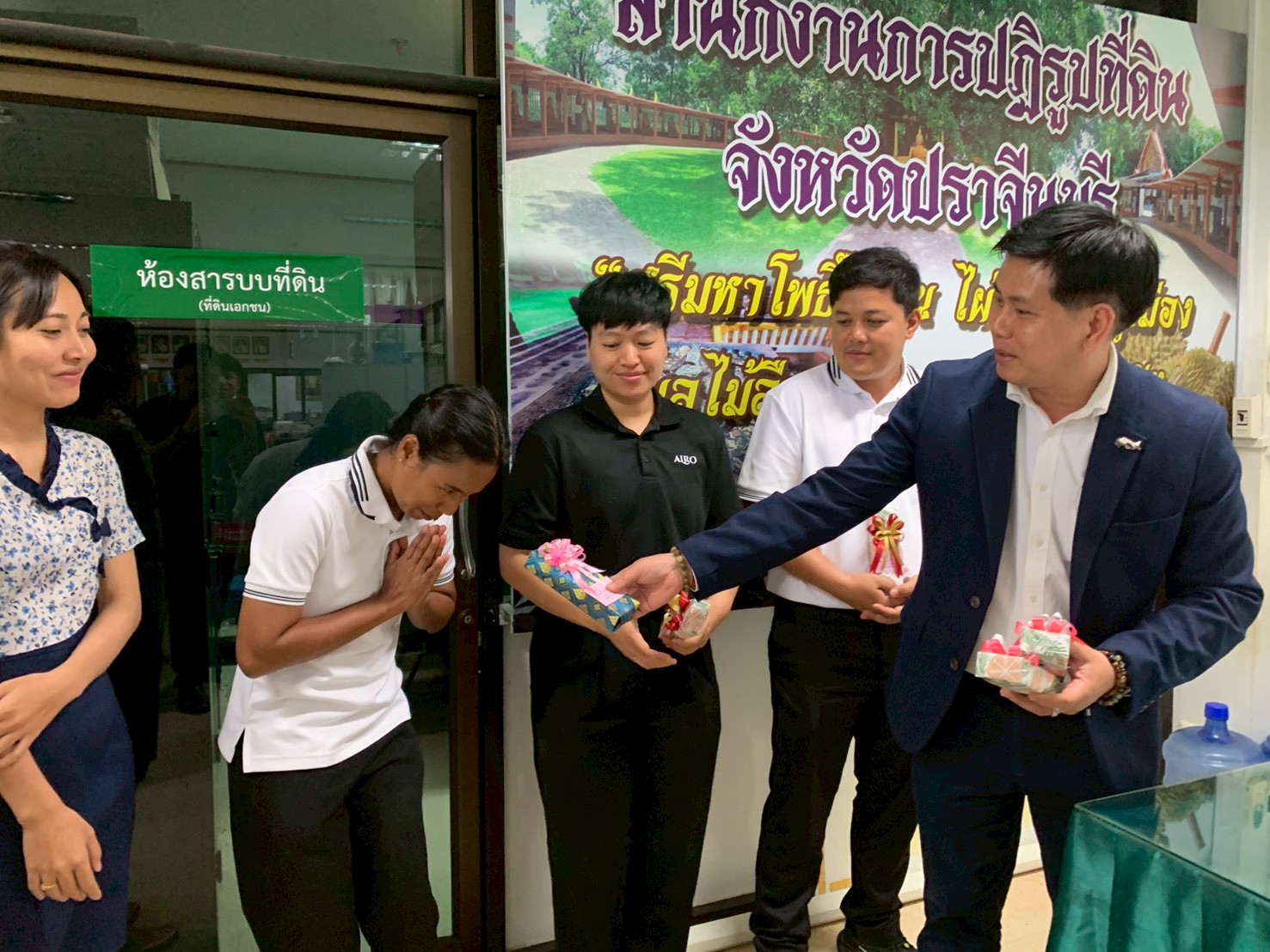 title - วันที่ 9 มิถุนายน 2569 นายวิทูล ประดิษฐบุญ ปฏิรูปที่ดินจังหวัดปราจีนบุรี ได้มอบนโยบาย ของรัฐมนตรีช่วยว่าการกระทรวงเกษตรและสหกรณ์ พร้อมทั้งชี้แจงแนวทางการปฏิบัติงาน แก่บุคลากรในสังกัด โดยได้ร่วมรับฟังปัญหา อุปสรรค และหารือแนวทางการขับเคลื่อนภารกิจตามแผนงานและโครงการประจำปีงบประมาณ พ.ศ. 2569